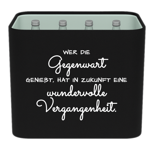 KistenBlende mit dem Spruch „Wer die Gegenwart genießt, hat in Zukunft eine wundervolle Vergangenheit.“ – Wasserkiste 12 × 0,75 l Glas