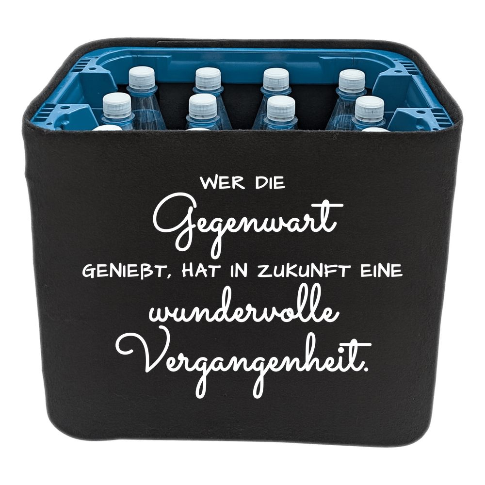 KistenBlende mit dem Spruch „Wer die Gegenwart genießt, hat in Zukunft eine wundervolle Vergangenheit.“ – Wasserkiste 12 × 1 l PET