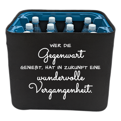 KistenBlende mit dem Spruch „Wer die Gegenwart genießt, hat in Zukunft eine wundervolle Vergangenheit.“ – Wasserkiste 12 × 1 l PET