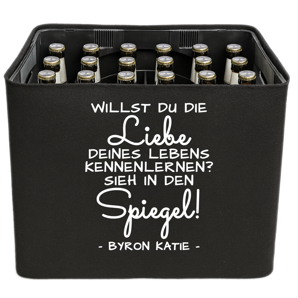 Schwarze KistenBlende mit weißem Spruch „Willst du die Liebe deines Lebens kennenlernen? Sieh in den Spiegel! — Byron Katie“ – Bier 24 × 0,33 l und Bier 20 × 0,5 l.
