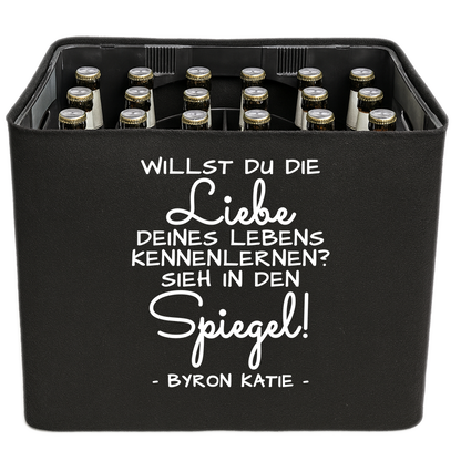 Schwarze KistenBlende mit weißem Spruch „Willst du die Liebe deines Lebens kennenlernen? Sieh in den Spiegel! — Byron Katie“ – Bier 24 × 0,33 l und Bier 20 × 0,5 l.