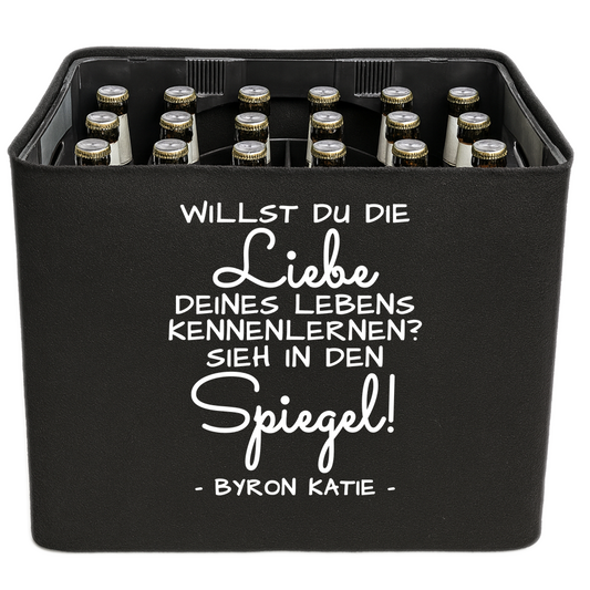 Schwarze KistenBlende mit weißem Spruch „Willst du die Liebe deines Lebens kennenlernen? Sieh in den Spiegel! — Byron Katie“ – Bier 24 × 0,33 l und Bier 20 × 0,5 l.