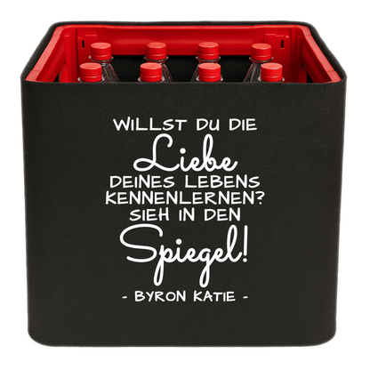 Schwarze KistenBlende mit weißem Spruch „Willst du die Liebe deines Lebens kennenlernen? Sieh in den Spiegel! — Byron Katie“ – Limonade.