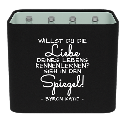 Schwarze KistenBlende mit weißem Spruch „Willst du die Liebe deines Lebens kennenlernen? Sieh in den Spiegel! — Byron Katie“ – Wasser Glas.