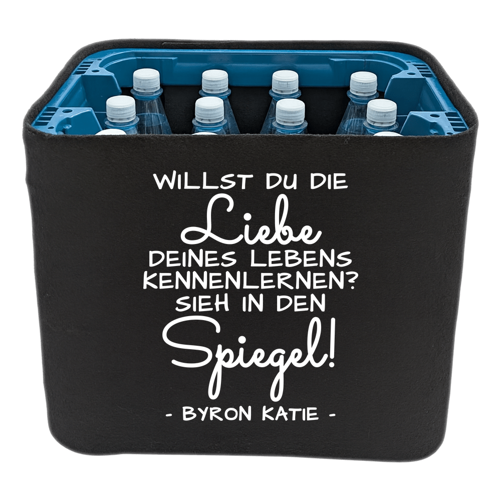 Schwarze KistenBlende mit weißem Spruch „Willst du die Liebe deines Lebens kennenlernen? Sieh in den Spiegel! — Byron Katie“ – Wasser PET.