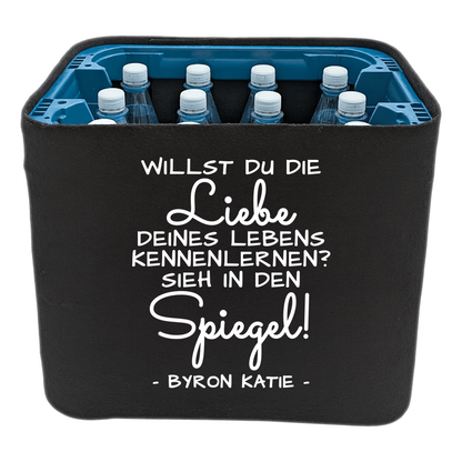 Schwarze KistenBlende mit weißem Spruch „Willst du die Liebe deines Lebens kennenlernen? Sieh in den Spiegel! — Byron Katie“ – Wasser PET.