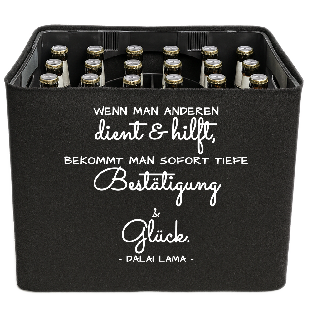 Schwarze KistenBlende mit weißem Spruch „Wenn man anderen dient & hilft, bekommt man sofort tiefe Bestätigung & Glück. — Dalai Lama“ – Bier 24 × 0,33 l und Bier 20 × 0,5 l.