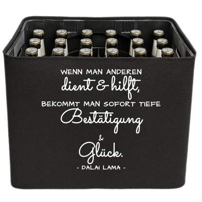 Schwarze KistenBlende mit weißem Spruch „Wenn man anderen dient & hilft, bekommt man sofort tiefe Bestätigung & Glück. — Dalai Lama“ – Bier 24 × 0,33 l und Bier 20 × 0,5 l.