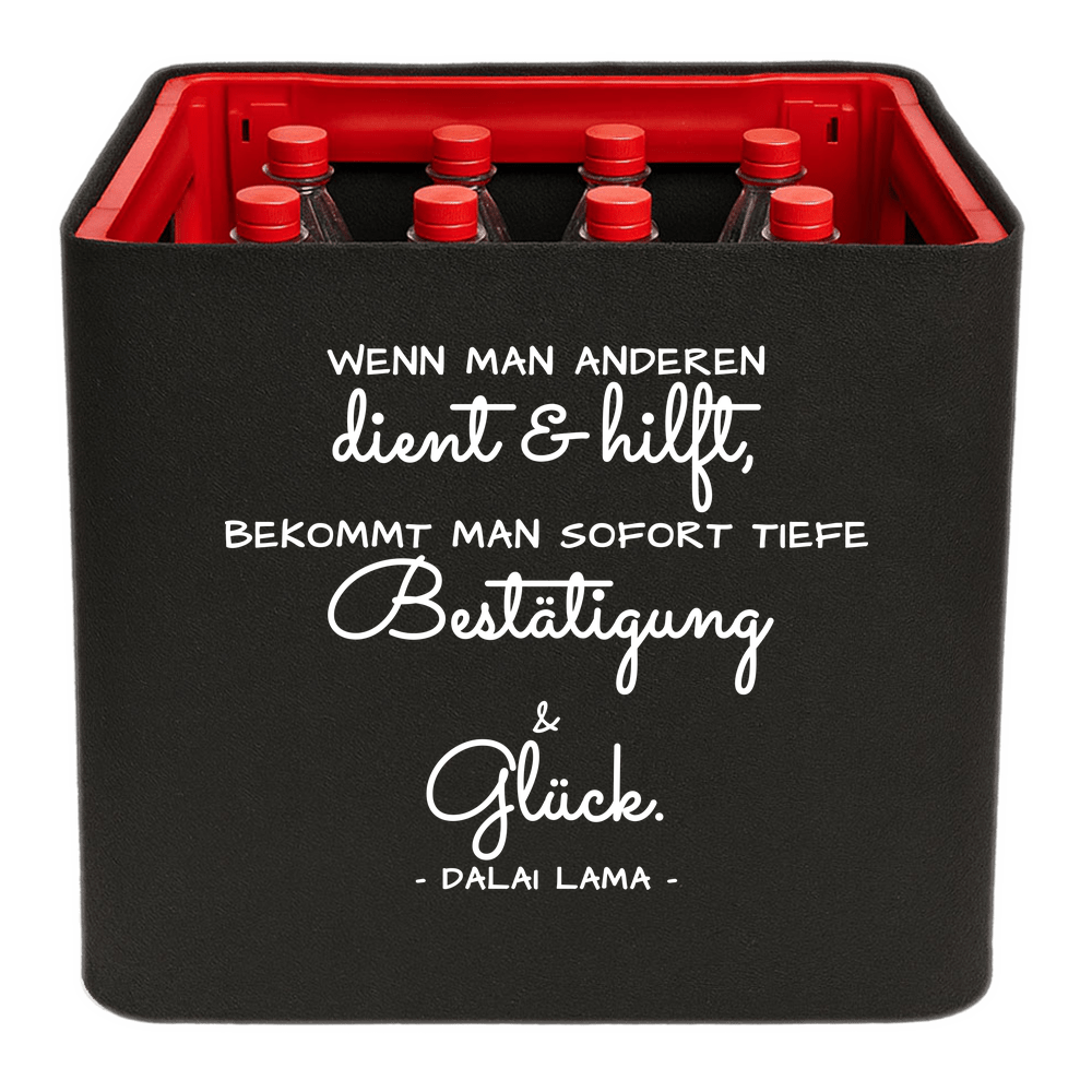 Schwarze KistenBlende mit weißem Spruch „Wenn man anderen dient & hilft, bekommt man sofort tiefe Bestätigung & Glück. — Dalai Lama“ – Limonade.