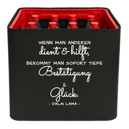 Schwarze KistenBlende mit weißem Spruch „Wenn man anderen dient & hilft, bekommt man sofort tiefe Bestätigung & Glück. — Dalai Lama“ – Limonade.