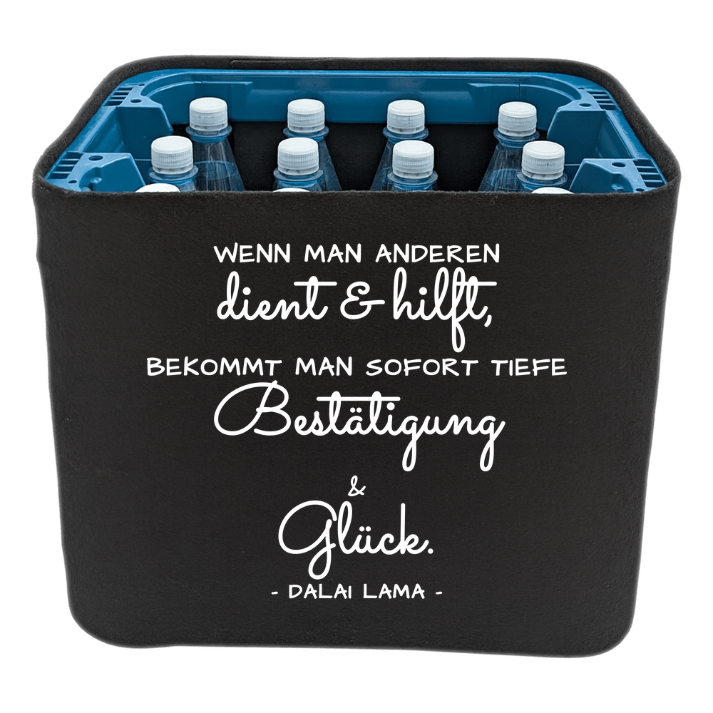 Schwarze KistenBlende mit weißem Spruch „Wenn man anderen dient & hilft, bekommt man sofort tiefe Bestätigung & Glück. — Dalai Lama“ – Wasser PET.