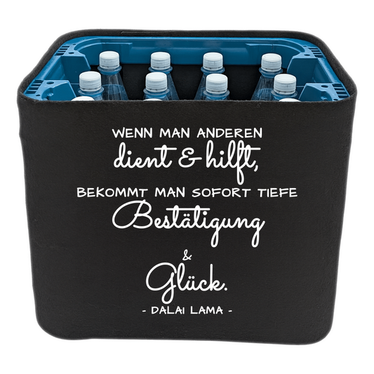Schwarze KistenBlende mit weißem Spruch „Wenn man anderen dient & hilft, bekommt man sofort tiefe Bestätigung & Glück. — Dalai Lama“ – Wasser PET.
