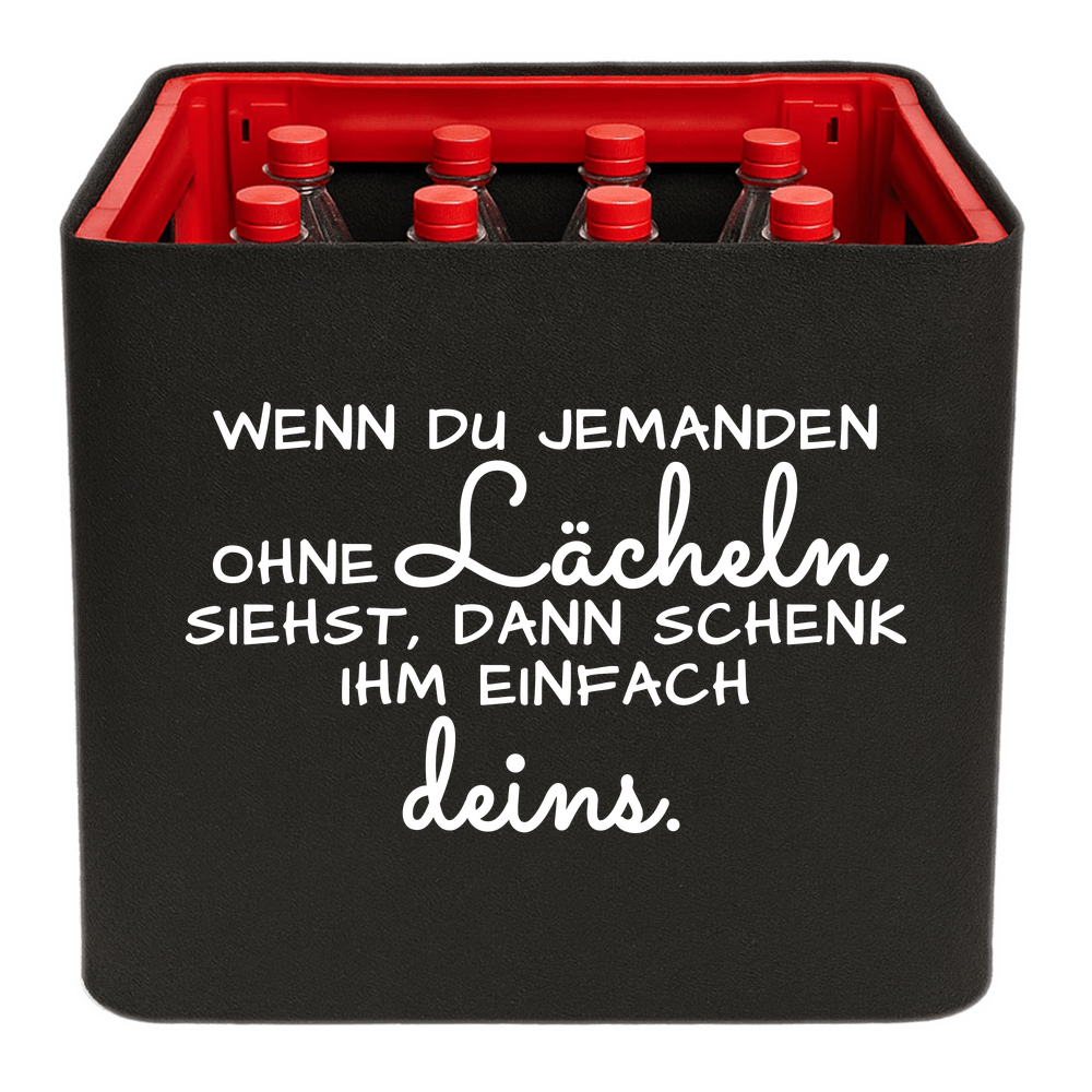 Schwarze KistenBlende mit weißem Spruch „Wenn du jemanden ohne Lächeln siehst, dann schenk ihm einfach deins.“ – Limonade.