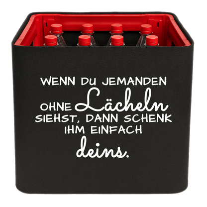 Schwarze KistenBlende mit weißem Spruch „Wenn du jemanden ohne Lächeln siehst, dann schenk ihm einfach deins.“ – Limonade.