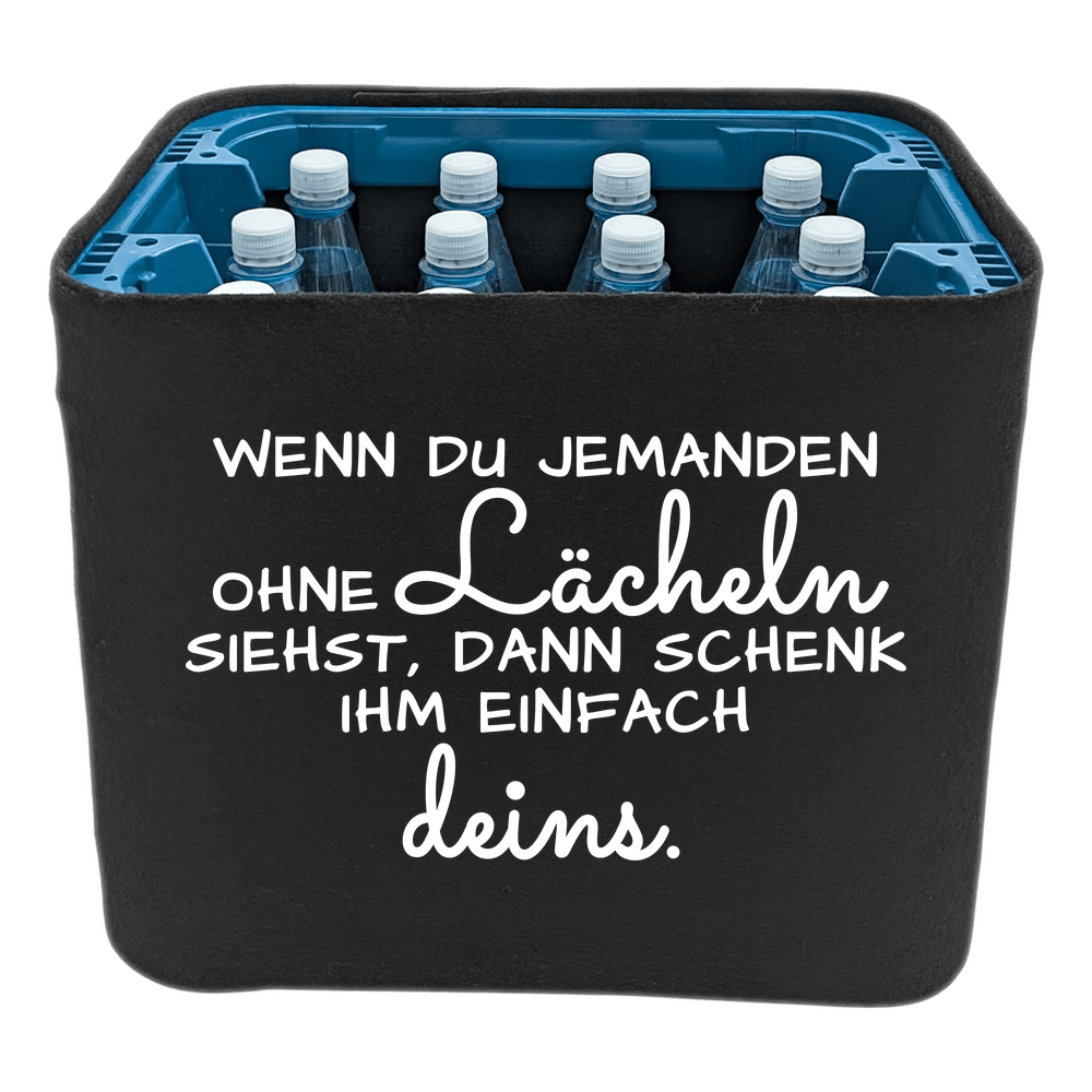 Schwarze KistenBlende mit weißem Spruch „Wenn du jemanden ohne Lächeln siehst, dann schenk ihm einfach deins.“ – Wasser PET.