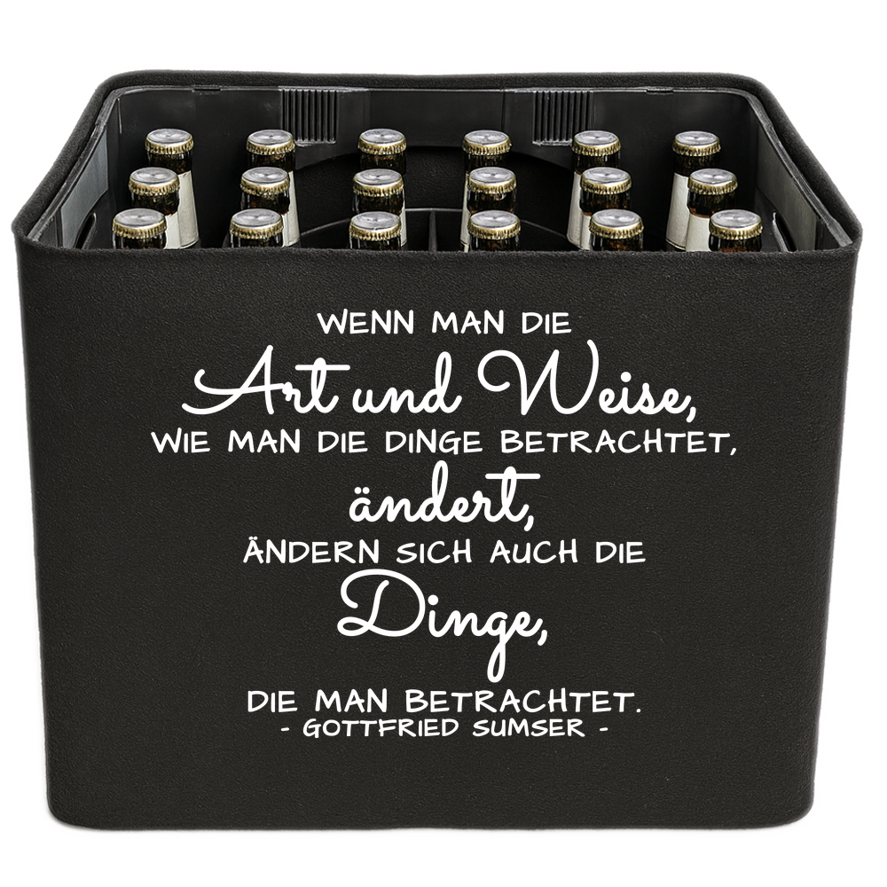 Schwarze KistenBlende mit weißem Spruch „Wenn man die Art und Weise, wie man die Dinge betrachtet, ändert, ändern sich auch die Dinge, die man betrachtet. — Gottfried Sumser“ – Bier 24 × 0,33 l und Bier 20 × 0,5 l.