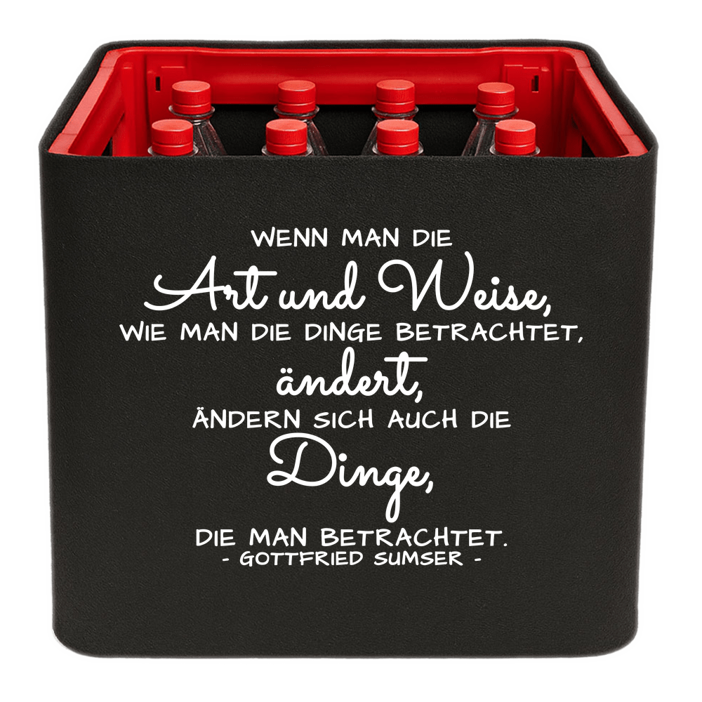 Schwarze KistenBlende mit weißem Spruch „Wenn man die Art und Weise, wie man die Dinge betrachtet, ändert, ändern sich auch die Dinge, die man betrachtet. — Gottfried Sumser“ – Limonade.