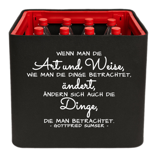 Schwarze KistenBlende mit weißem Spruch „Wenn man die Art und Weise, wie man die Dinge betrachtet, ändert, ändern sich auch die Dinge, die man betrachtet. — Gottfried Sumser“ – Limonade.