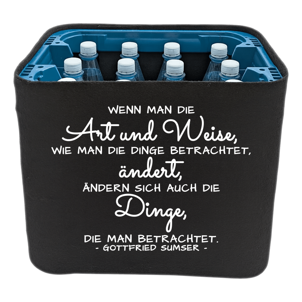 Schwarze KistenBlende mit weißem Spruch „Wenn man die Art und Weise, wie man die Dinge betrachtet, ändert, ändern sich auch die Dinge, die man betrachtet. — Gottfried Sumser“ – Wasser PET.