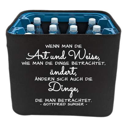 Schwarze KistenBlende mit weißem Spruch „Wenn man die Art und Weise, wie man die Dinge betrachtet, ändert, ändern sich auch die Dinge, die man betrachtet. — Gottfried Sumser“ – Wasser PET.