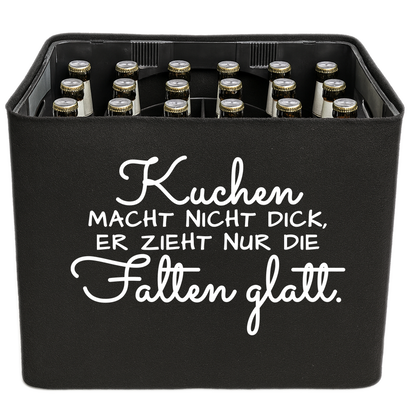 Schwarze KistenBlende mit weißem Spruch „Kuchen macht nicht dick, er zieht nur die Falten glatt.“ – Bier 24 × 0,33 l und Bier 20 × 0,5 l.