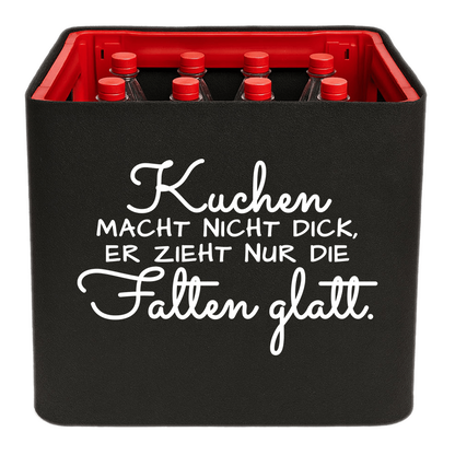 Schwarze KistenBlende mit weißem Spruch „Kuchen macht nicht dick, er zieht nur die Falten glatt.“ – Limonade.