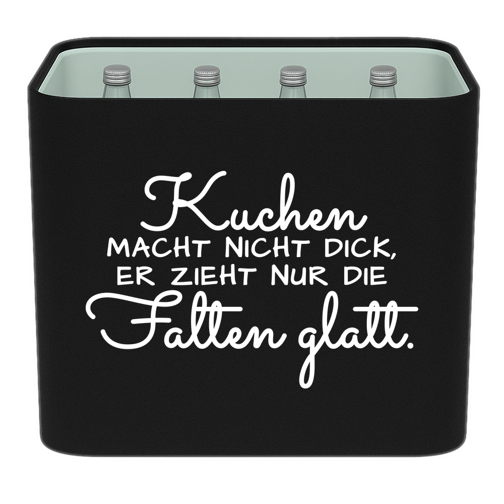 Schwarze KistenBlende mit weißem Spruch „Kuchen macht nicht dick, er zieht nur die Falten glatt.“ – Wasser Glas.