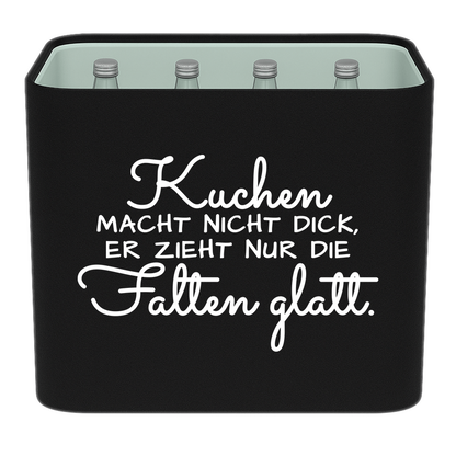Schwarze KistenBlende mit weißem Spruch „Kuchen macht nicht dick, er zieht nur die Falten glatt.“ – Wasser Glas.