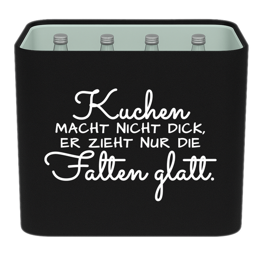 Schwarze KistenBlende mit weißem Spruch „Kuchen macht nicht dick, er zieht nur die Falten glatt.“ – Wasser Glas.