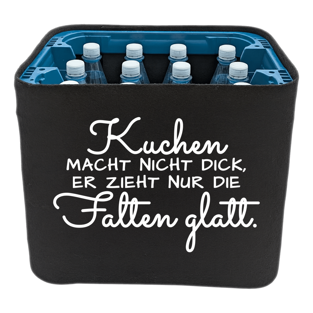 Schwarze KistenBlende mit weißem Spruch „Kuchen macht nicht dick, er zieht nur die Falten glatt.“ – Wasser PET.
