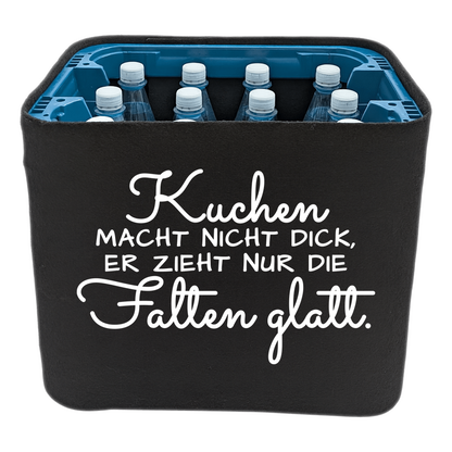 Schwarze KistenBlende mit weißem Spruch „Kuchen macht nicht dick, er zieht nur die Falten glatt.“ – Wasser PET.