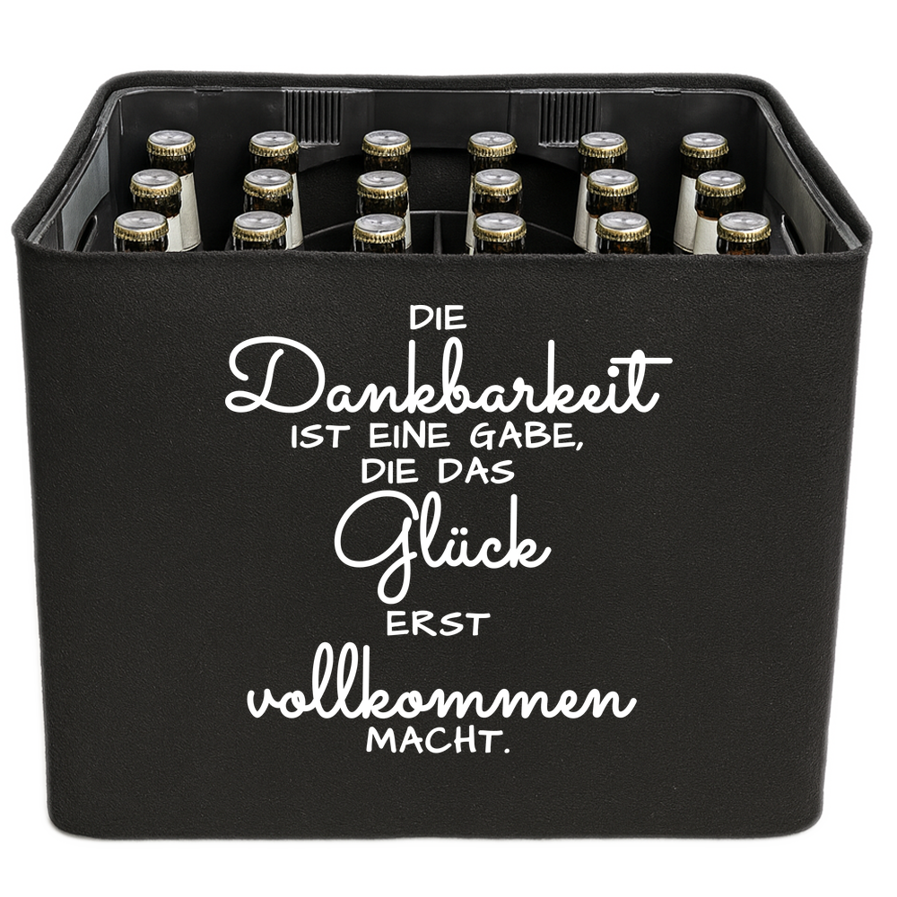 Schwarze KistenBlende mit weißem Spruch „Die Dankbarkeit ist eine Gabe, die das Glück erst vollkommen macht.“ – Bier 24 × 0,33 l und Bier 20 × 0,5 l.