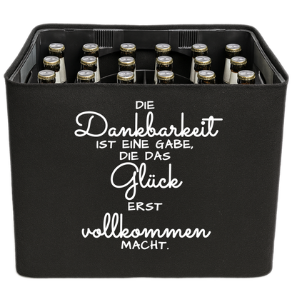 Schwarze KistenBlende mit weißem Spruch „Die Dankbarkeit ist eine Gabe, die das Glück erst vollkommen macht.“ – Bier 24 × 0,33 l und Bier 20 × 0,5 l.