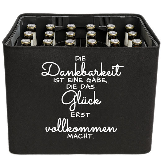 Schwarze KistenBlende mit weißem Spruch „Die Dankbarkeit ist eine Gabe, die das Glück erst vollkommen macht.“ – Bier 24 × 0,33 l und Bier 20 × 0,5 l.