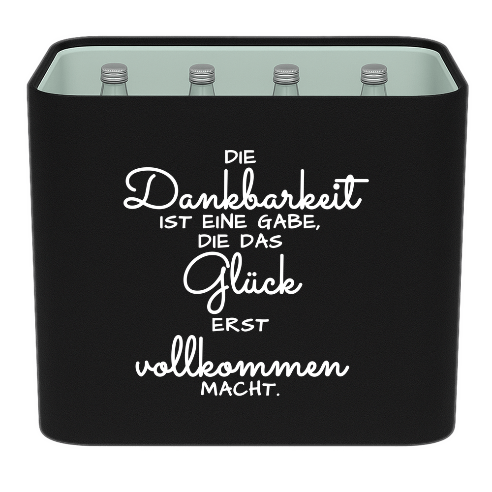 Schwarze KistenBlende mit weißem Spruch „Die Dankbarkeit ist eine Gabe, die das Glück erst vollkommen macht.“ – Wasser Glas.