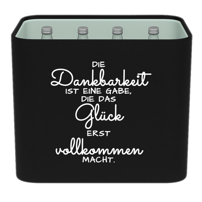 Schwarze KistenBlende mit weißem Spruch „Die Dankbarkeit ist eine Gabe, die das Glück erst vollkommen macht.“ – Wasser Glas.
