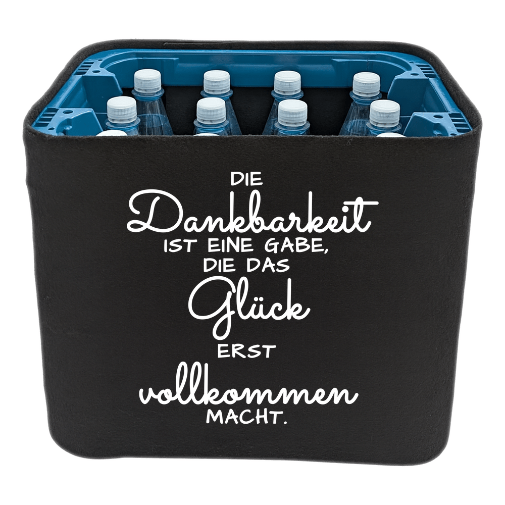 Schwarze KistenBlende mit weißem Spruch „Die Dankbarkeit ist eine Gabe, die das Glück erst vollkommen macht.“ – Wasser PET.