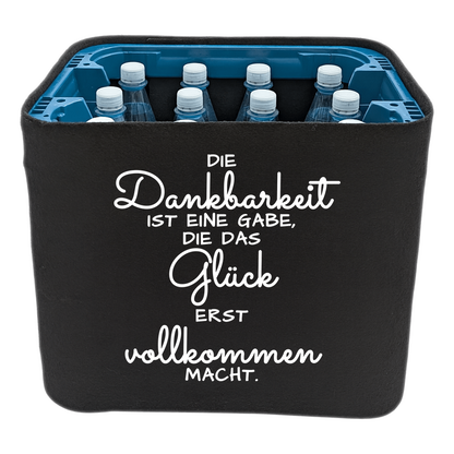 Schwarze KistenBlende mit weißem Spruch „Die Dankbarkeit ist eine Gabe, die das Glück erst vollkommen macht.“ – Wasser PET.