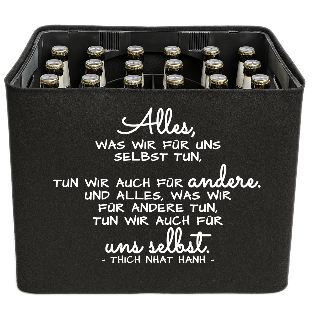 Schwarze KistenBlende mit weißem Spruch „Alles, was wir für uns selbst tun, tun wir auch für andere. Und alles, was wir für andere tun, tun wir auch für uns selbst. — Thich Nhat Hanh“ – Bier 24 × 0,33 l und Bier 20 × 0,5 l.