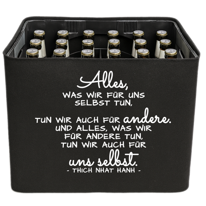 Schwarze KistenBlende mit weißem Spruch „Alles, was wir für uns selbst tun, tun wir auch für andere. Und alles, was wir für andere tun, tun wir auch für uns selbst. — Thich Nhat Hanh“ – Bier 24 × 0,33 l und Bier 20 × 0,5 l.