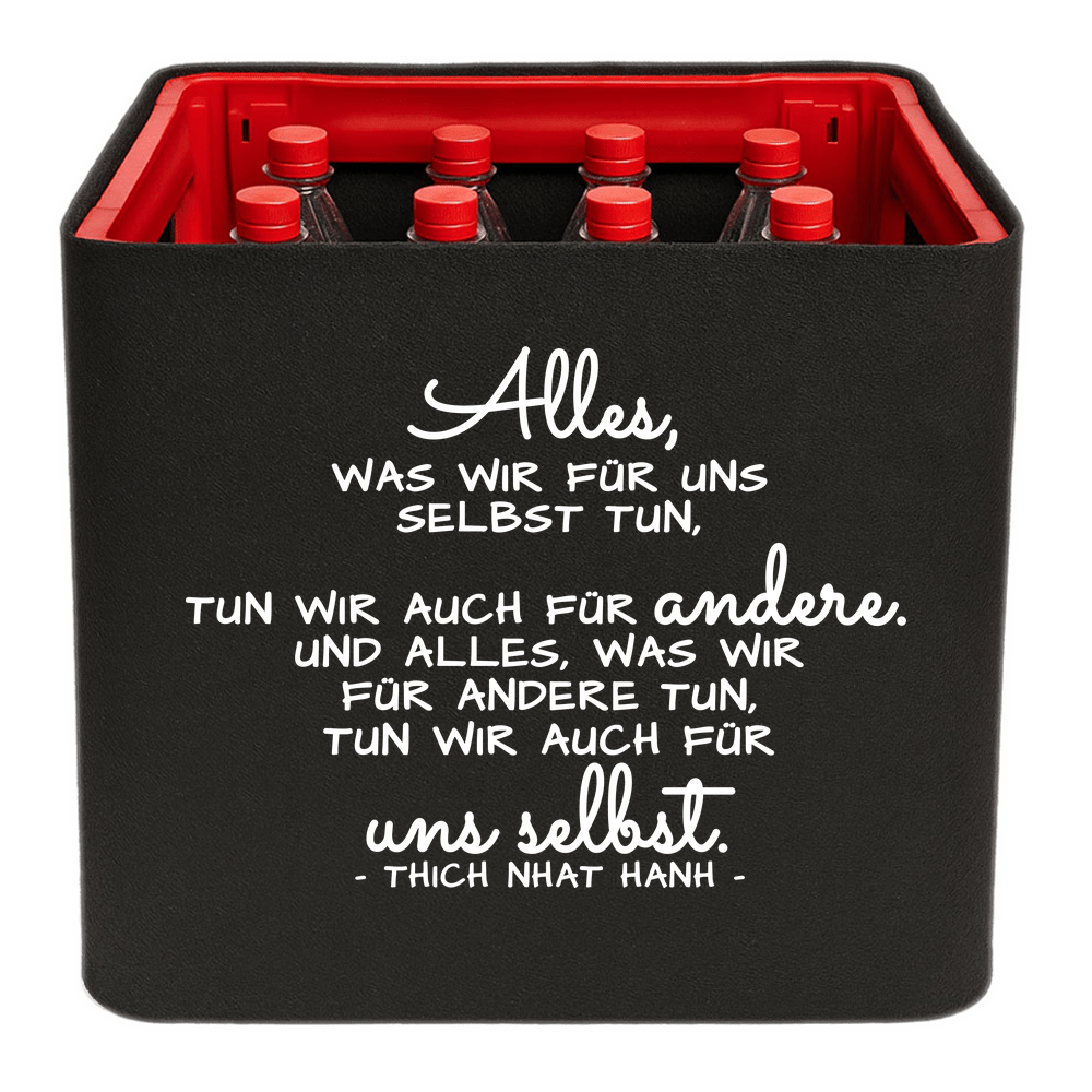 Schwarze KistenBlende mit weißem Spruch „Alles, was wir für uns selbst tun, tun wir auch für andere. Und alles, was wir für andere tun, tun wir auch für uns selbst. — Thich Nhat Hanh“ – Limonade.