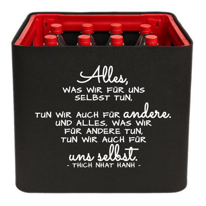 Schwarze KistenBlende mit weißem Spruch „Alles, was wir für uns selbst tun, tun wir auch für andere. Und alles, was wir für andere tun, tun wir auch für uns selbst. — Thich Nhat Hanh“ – Limonade.