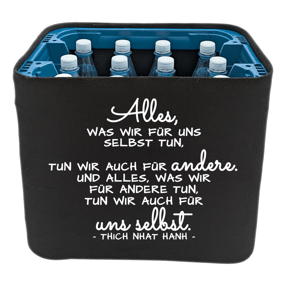 Schwarze KistenBlende mit weißem Spruch „Alles, was wir für uns selbst tun, tun wir auch für andere. Und alles, was wir für andere tun, tun wir auch für uns selbst. — Thich Nhat Hanh“ – Wasser PET.