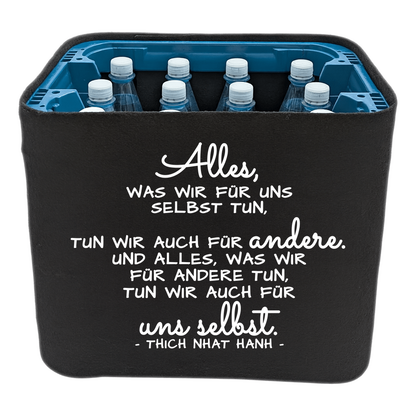 Schwarze KistenBlende mit weißem Spruch „Alles, was wir für uns selbst tun, tun wir auch für andere. Und alles, was wir für andere tun, tun wir auch für uns selbst. — Thich Nhat Hanh“ – Wasser PET.