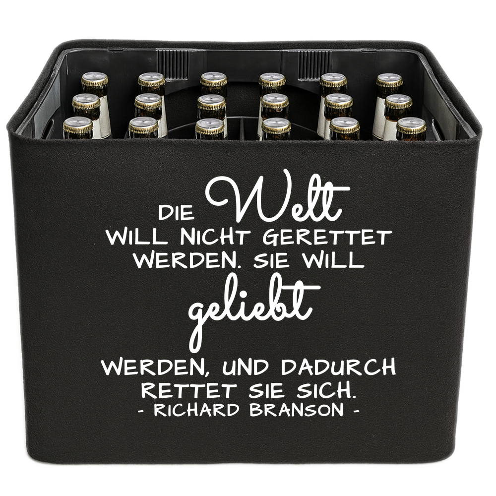 Schwarze KistenBlende mit weißem Spruch „Die Welt will nicht gerettet werden. Sie will geliebt werden, und dadurch rettet sie sich. — Richard Branson“ – Bier 24 × 0,33 l und Bier 20 × 0,5 l.