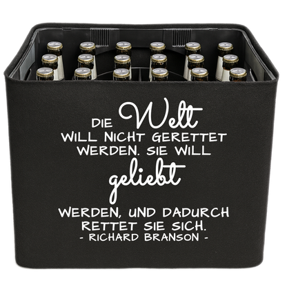 Schwarze KistenBlende mit weißem Spruch „Die Welt will nicht gerettet werden. Sie will geliebt werden, und dadurch rettet sie sich. — Richard Branson“ – Bier 24 × 0,33 l und Bier 20 × 0,5 l.
