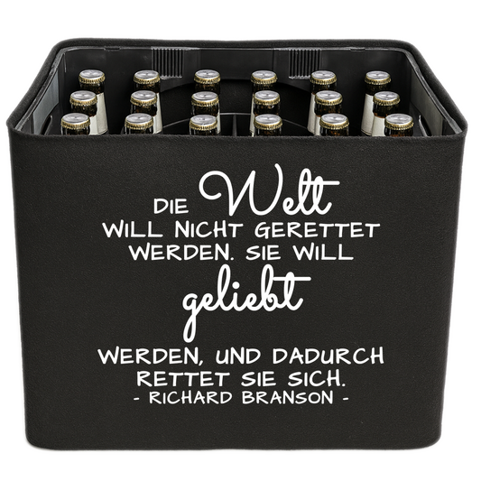 Schwarze KistenBlende mit weißem Spruch „Die Welt will nicht gerettet werden. Sie will geliebt werden, und dadurch rettet sie sich. — Richard Branson“ – Bier 24 × 0,33 l und Bier 20 × 0,5 l.