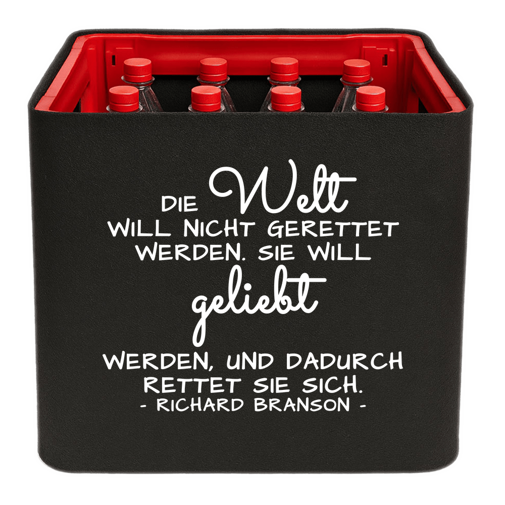 Schwarze KistenBlende mit weißem Spruch „Die Welt will nicht gerettet werden. Sie will geliebt werden, und dadurch rettet sie sich. — Richard Branson“ – Limonade.