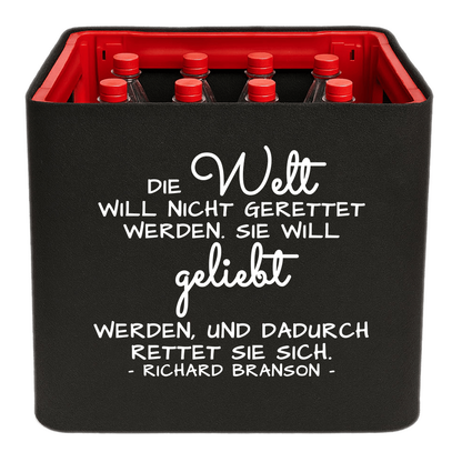 Schwarze KistenBlende mit weißem Spruch „Die Welt will nicht gerettet werden. Sie will geliebt werden, und dadurch rettet sie sich. — Richard Branson“ – Limonade.