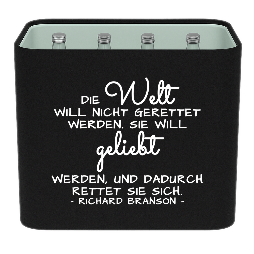 Schwarze KistenBlende mit weißem Spruch „Die Welt will nicht gerettet werden. Sie will geliebt werden, und dadurch rettet sie sich. — Richard Branson“ – Wasser Glas.